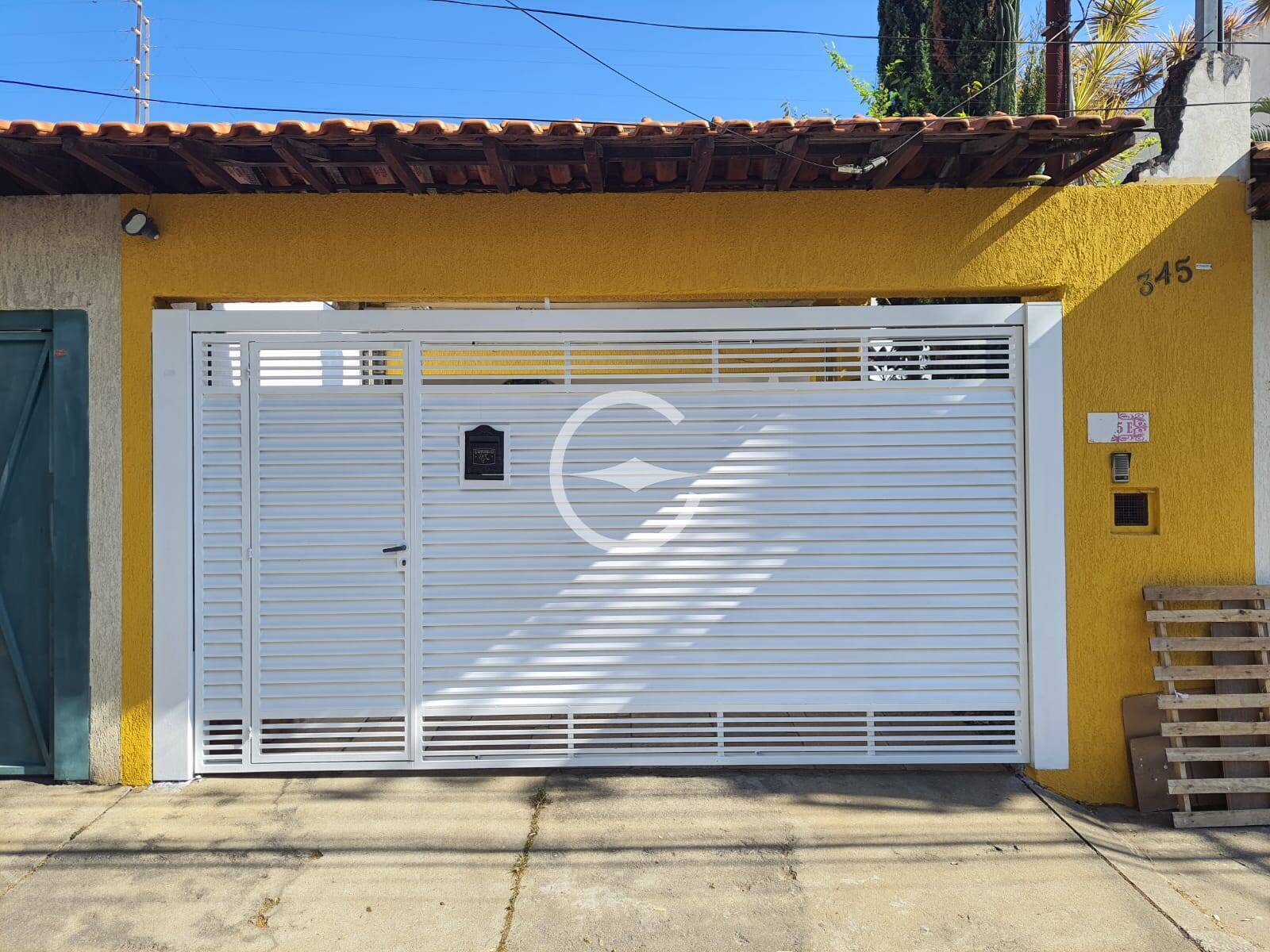 Casa para alugar com 5 quartos, 200m² - Foto 1