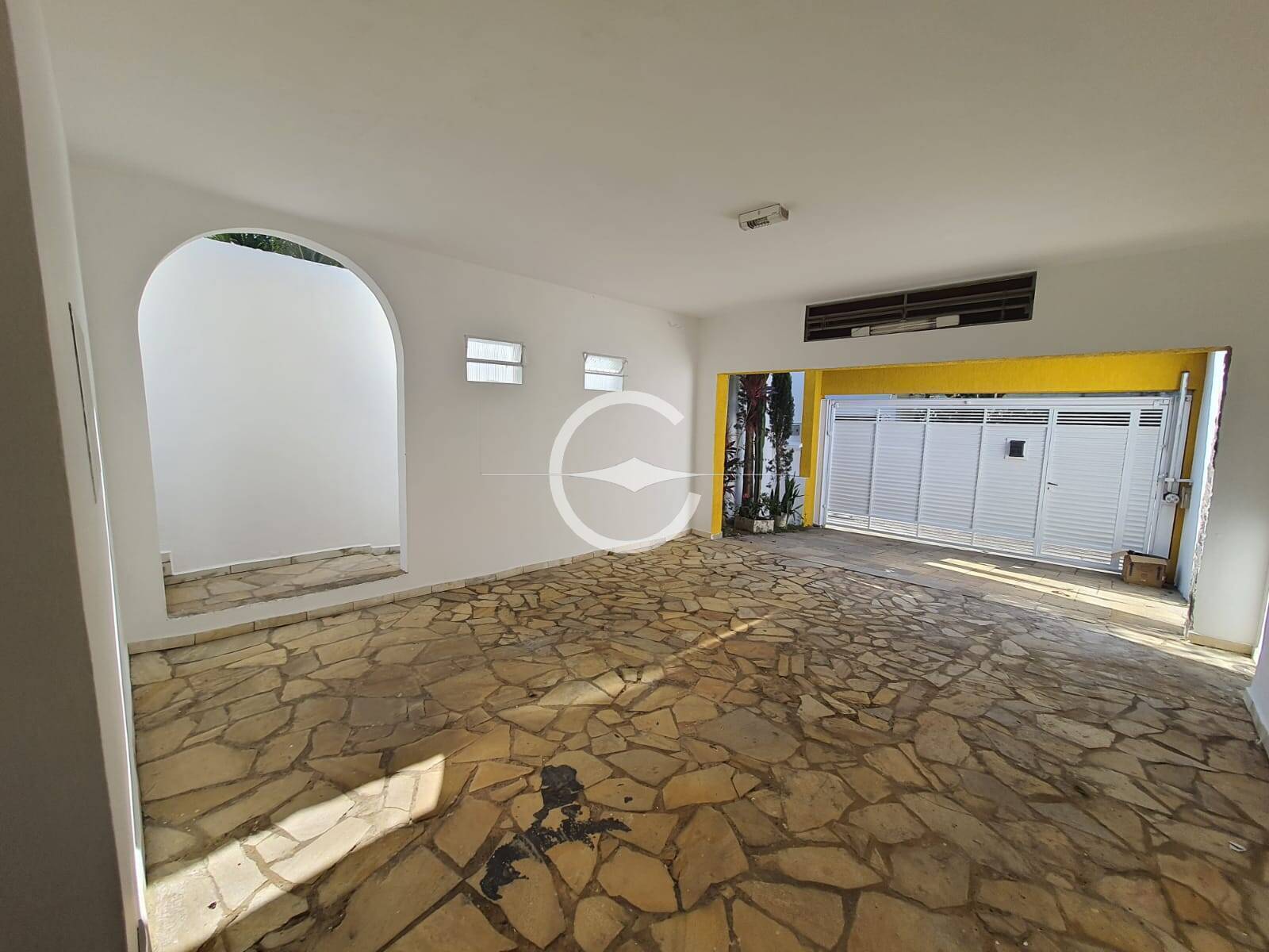 Casa para alugar com 5 quartos, 200m² - Foto 2