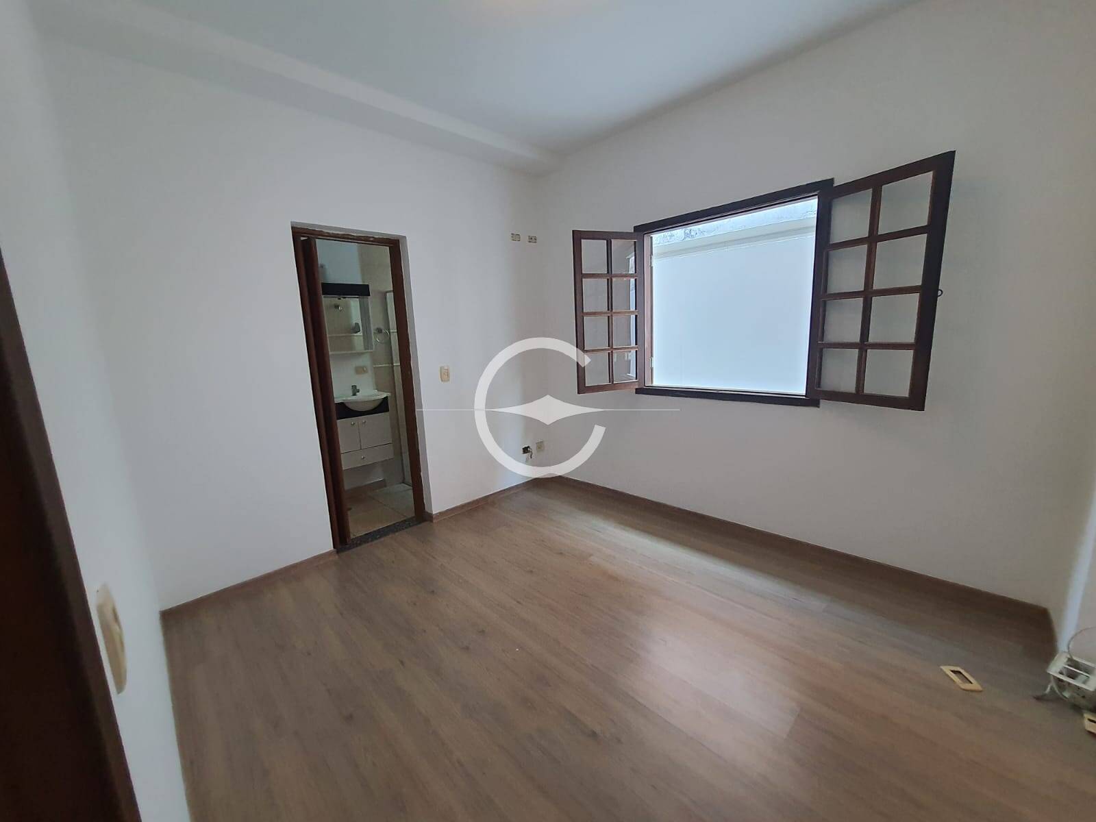 Casa para alugar com 5 quartos, 200m² - Foto 11