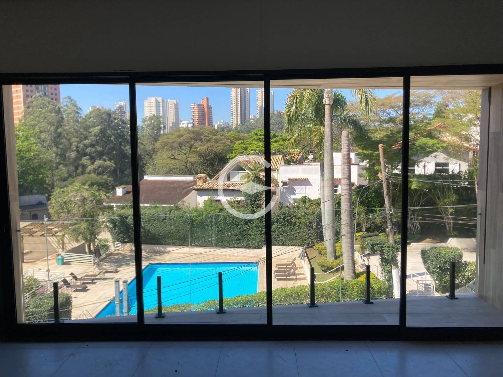 Casa à venda e aluguel com 4 quartos, 210m² - Foto 1