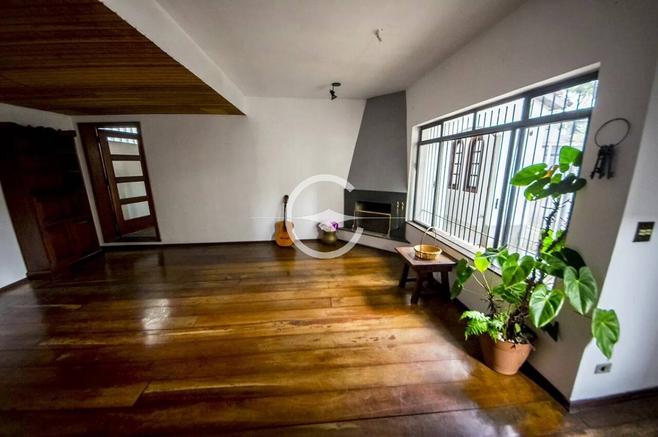 Casa à venda e aluguel com 3 quartos, 200m² - Foto 1