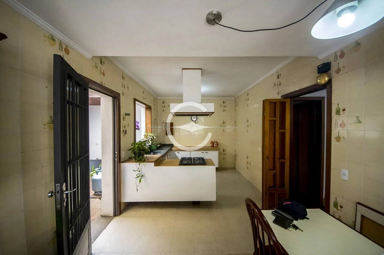 Casa à venda e aluguel com 3 quartos, 200m² - Foto 2